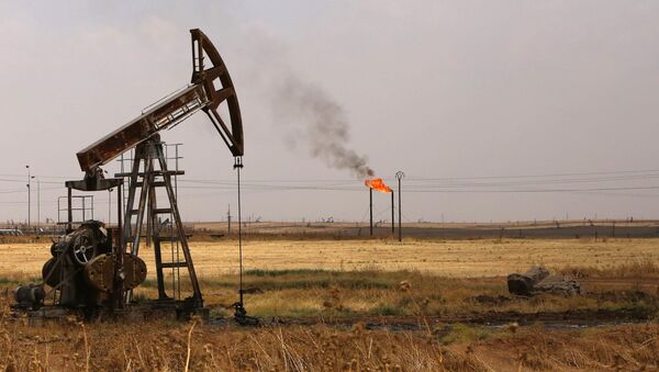 La extracción de petróleo en el noreste de Siria - Sputnik Mundo