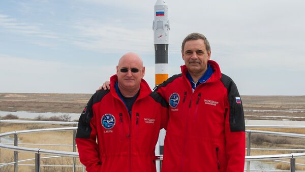 Los astronautas Scott Kelly y Mijaíl Kornienko - Sputnik Mundo