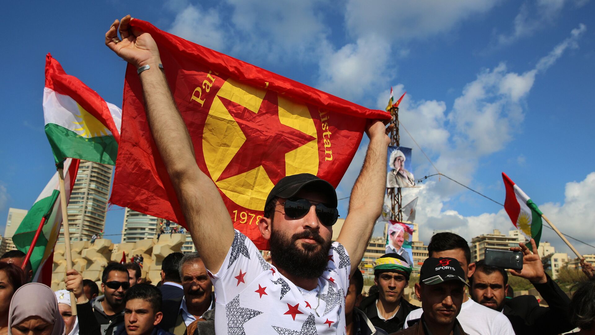 Un hombre con la bandera del Partido de los Trabajadores de Kurdistán (archivo) - Sputnik Mundo, 1920, 27.11.2021