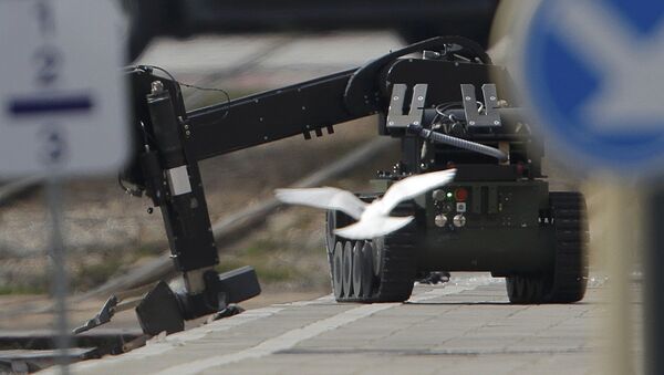 Un robot antiminas usado en la operación policial en Schaerbeek - Sputnik Mundo