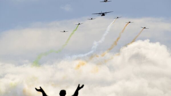 Los aviones vuelan sobre la calle de O´Connell durante el aniversario de Alzamiento de Pascua en Irlanda - Sputnik Mundo