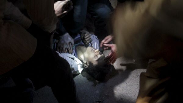 Un hombre herido después de una explosión en Lahore, Pakistán - Sputnik Mundo
