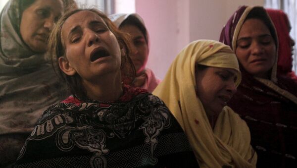 Familiares de las víctimas del atentado en Lahore, Pakistán - Sputnik Mundo