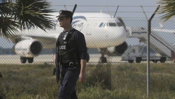 Police stand guard at Larnaca Airport near a hijacked Egyptair Airbus A320 , March 29, 2016 - Sputnik Mundo
