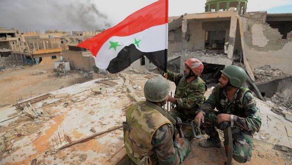 Los Halcones del Desierto y los soldados del ejército sirio en Palmira - Sputnik Mundo