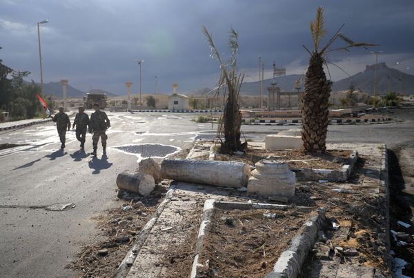 Los Halcones del Desierto y los soldados del ejército sirio en Palmira - Sputnik Mundo