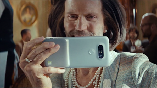 Jason Statham, protagonizando el anuncio de un nuevo modelo de teléfono inteligente de LG - Sputnik Mundo