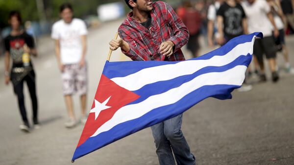Un joven con una bandera cubana a las afueras de la Ciudad Deportiva - Sputnik Mundo