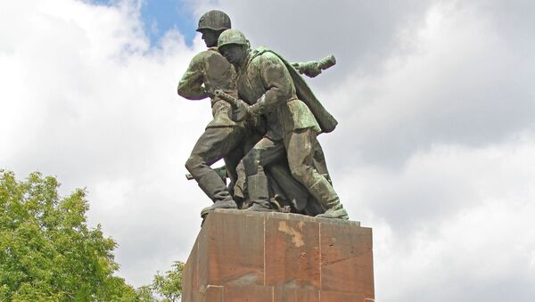 Un monumento soviético en Varsovia - Sputnik Mundo