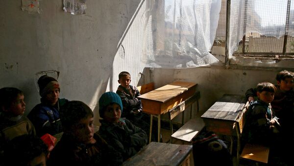 Niños sirios en una escuela destruida por bombardeos en Damasco - Sputnik Mundo
