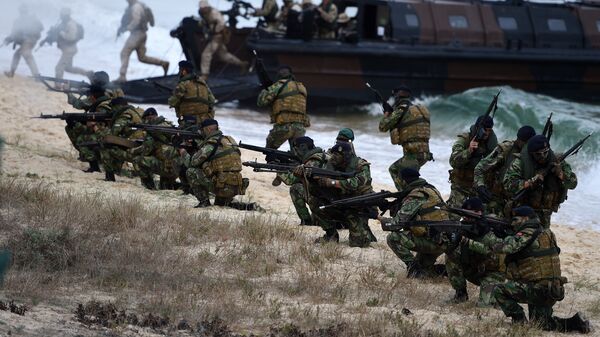 Portuguese Fuzileiros secure an area after disembarking from an amphibious transport during an exercise as part of the NATO's Trident Juncture 2015 in Troia - Sputnik Mundo