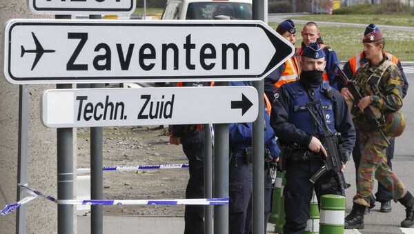 Agentes de policía y soldados belgas controlan el acceso al aeropuerto belga de Zaventem - Sputnik Mundo