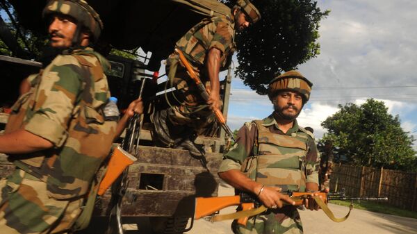 Indian army personnel unload from a truck at Ambadi village in Assam state's Kokrajhar district - Sputnik Mundo