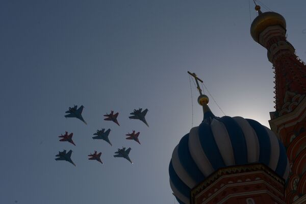 Acrobacias aéreas del grupo “Rúskiye Vítiazi” - Sputnik Mundo