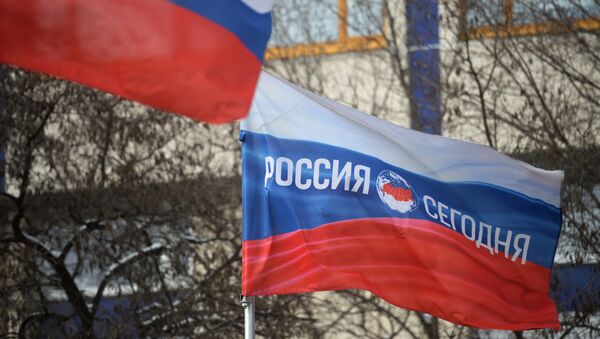 Bandera de Rusia con el logo de la agencia de noticias Rossiya Segodnya - Sputnik Mundo