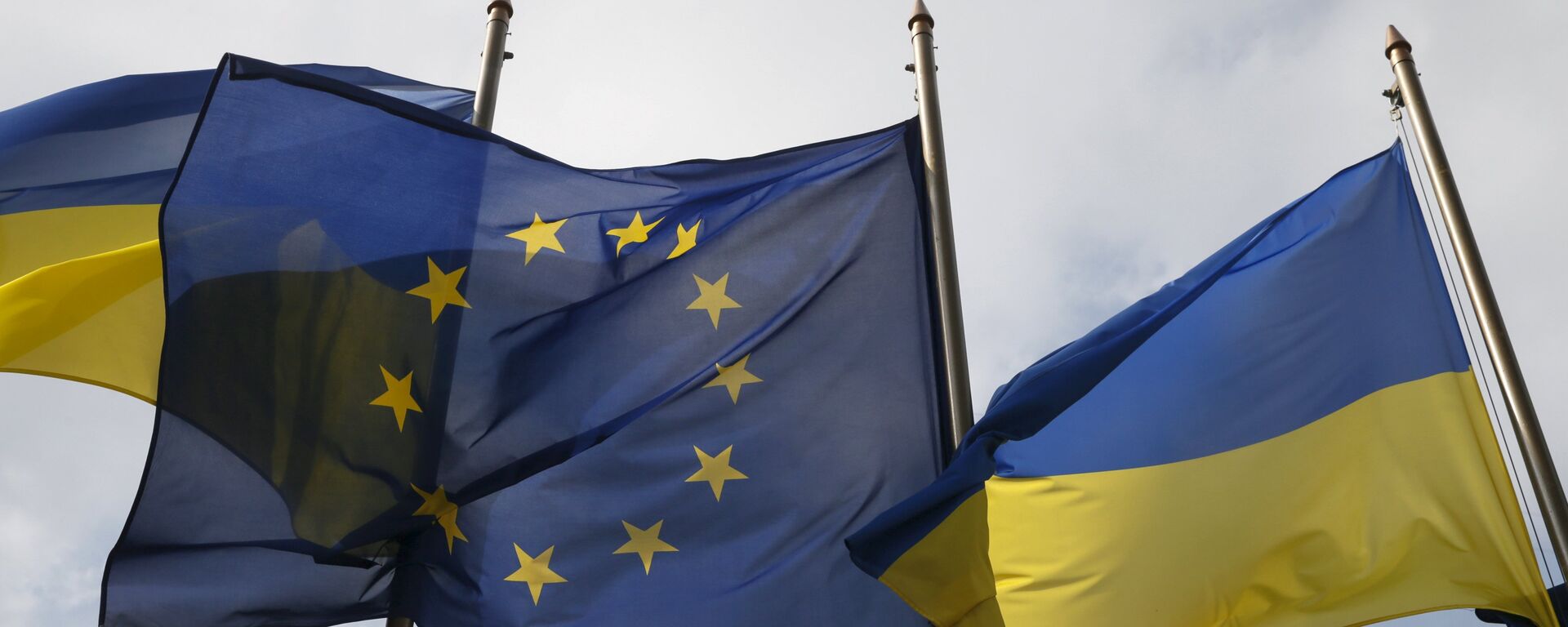 Las banderas de la UE y de Ucrania  - Sputnik Mundo, 1920, 10.04.2022