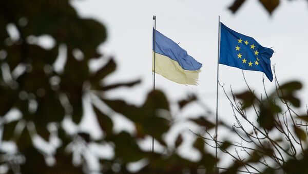 Las banderas de la UE y de Ucrania - Sputnik Mundo