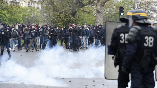 Los enfrentamientos durante la protesta en París. El 9 de abril del 2016 - Sputnik Mundo
