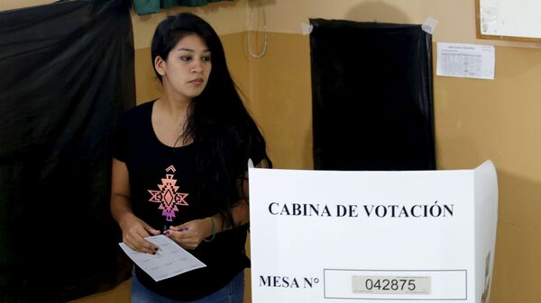Una mujer votando en las elecciones presidenciales en Lima, Perú - Sputnik Mundo