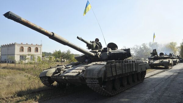 La retirada de los tanques en la provincia deNyzhnje en la región de Lugansk (archivo) - Sputnik Mundo