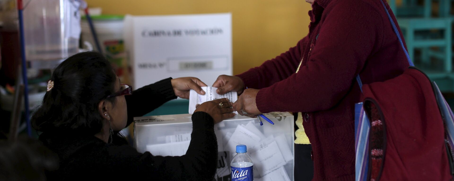 A woman votes during presidential election at a polling station at a classroom in Cuzco, Peru, April 10, 2016. REUTERS/Janine Costa - Sputnik Mundo, 1920, 26.05.2021