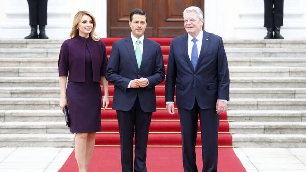 Presidente de México, Enrique Peña, con su esposa, Angélica Rivera, y presidente de Alemania, Joachim Gauck - Sputnik Mundo