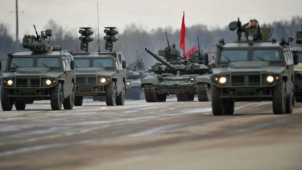 Los vehículos blindados rusos se entrenan para el Desfile de la Victoria del 9 de Mayo. Los Tigres de varias modificaciones acompañan una columna de tanques.   - Sputnik Mundo