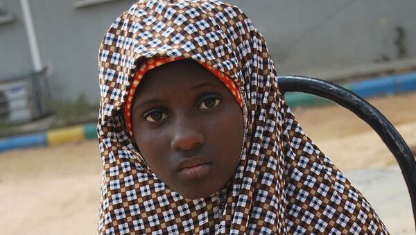 Zahra'u Babangida de 13 años detenida con la cinturón de explosivos puesto a su cuerpo - Sputnik Mundo