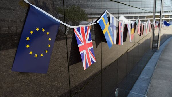 Banderas de la UE y Reino Unido (en primer plano) - Sputnik Mundo