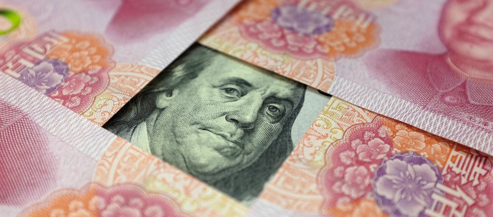 A US 100-dollar banknote with a portrait of Benjamin Franklin and Chinese 100-yuan banknotes with portrait of late Chinese Chairman Mao Zedong are seen in the picture illustration in Beijing, China - Sputnik Mundo, 1920, 28.02.2021