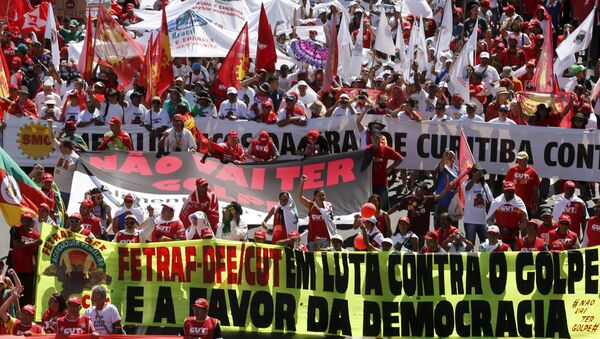 Los simpatizantes de la presidenta Dilma Rousseff durante las multitudinarias marchas en su apoyo - Sputnik Mundo