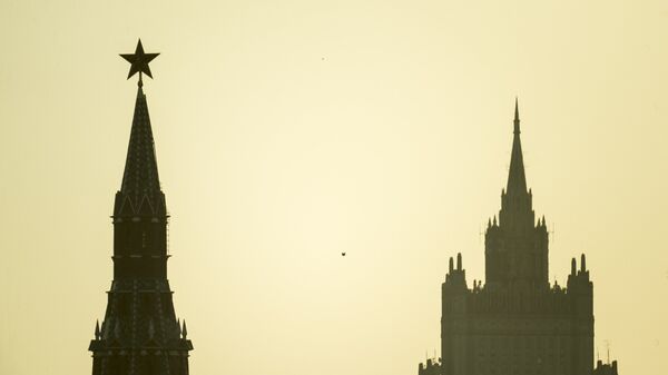 Kremlin de Moscú y el edificio del Ministero de Exteriores - Sputnik Mundo