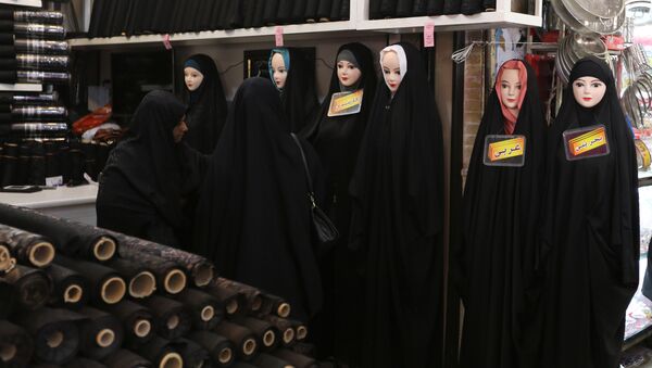 Mujeres iraníes en un mercado de la ciudad de Qom, al sur de Teherán - Sputnik Mundo
