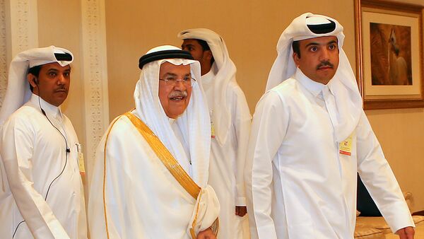Ali al-Naimi, ministro de Recursos Petroleros y Minerales de Arabia Saudí en la reunión petrolera de Doha (dcha.) - Sputnik Mundo