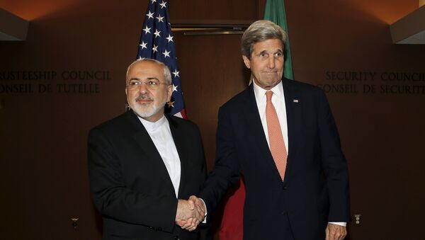 Ministro de Exteriores de Irán, Mohamad Yavad Zarif, y secretario del Departamento de Estado, John Kerry - Sputnik Mundo