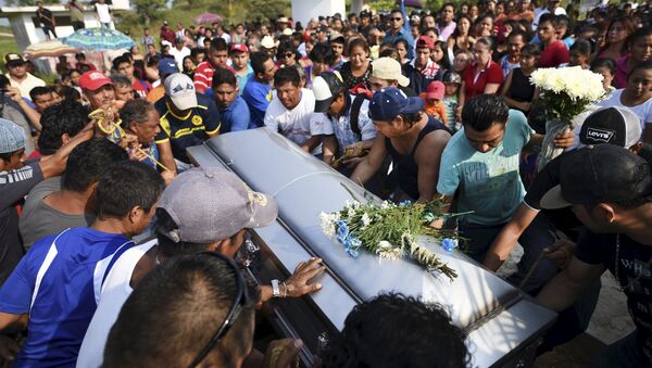 Imagen de un entierro en México - Sputnik Mundo