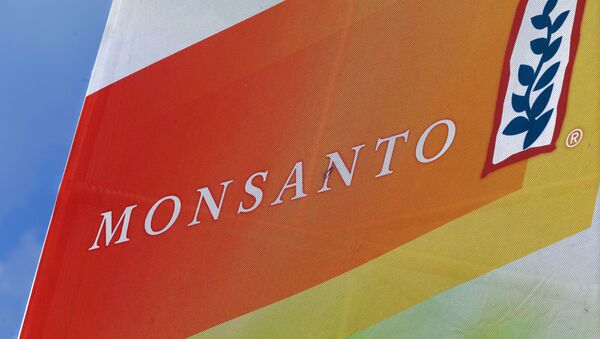 Monsanto logo at the Farm Progress Show in Decatur, Ill - Sputnik Mundo
