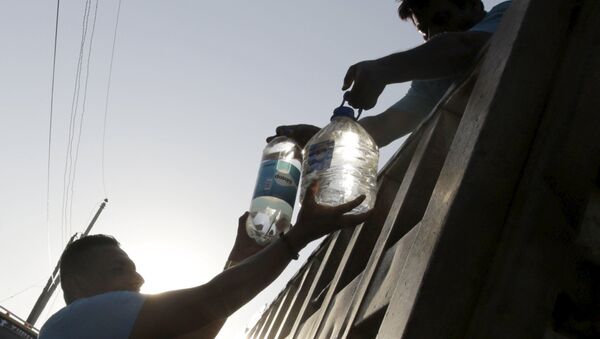 Donaciones de agua pura en la localidad ecuatoriana de Manta tras el terremoto - Sputnik Mundo