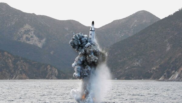 Lanzamiento de un misil desde un submarino por Pyongyang (Archivo) - Sputnik Mundo