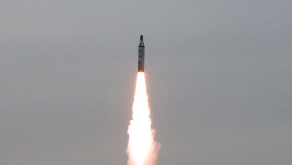 Lanzamiento de un misil balístico, Corea del Norte - Sputnik Mundo