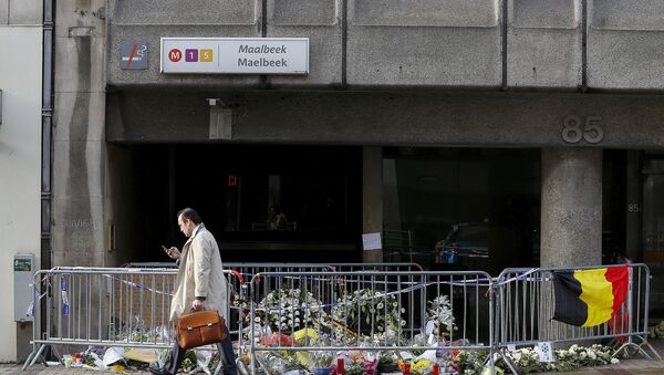 A man walks past a street memorial outside Maelbeek metro station, a week after bomb attacks took place in the metro and at the Belgian international airport of Zaventem, in Brussels, Belgium - Sputnik Mundo