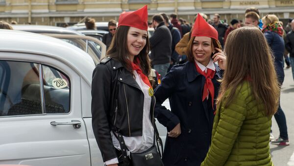 Los coches de época invaden las calles de San Petersburgo - Sputnik Mundo