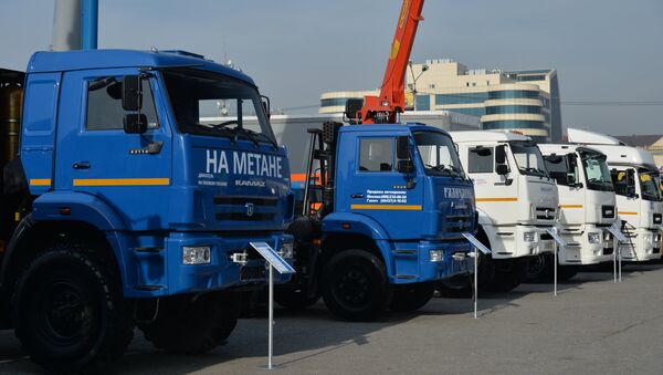 Los nuevos camiones Kamaz en la exhibición en la ciudad de Grozny - Sputnik Mundo