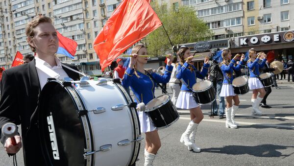 Simpatizantes del Partido Comunista de Rusia durante la marcha en Moscú - Sputnik Mundo