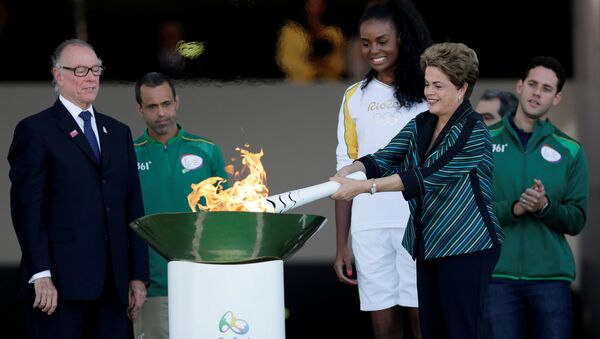 Presidenta de Brasil, Dilma Rousseff, con la antorcha olímpica - Sputnik Mundo
