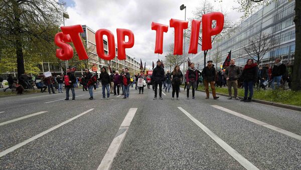 Protesters demonstrate against Transatlantic Trade and Investment Partnership (TTIP) free trade agreement ahead of U.S. President Barack Obama's visit in Hanover, Germany April 23, 2016 - Sputnik Mundo