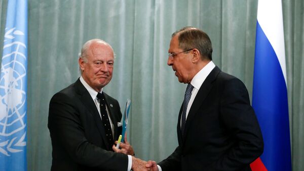 El enviado especial de la ONU para Siria, Staffan de Mistura, y el ministro de Exteriores de Rusia, Serguéi Lavrov - Sputnik Mundo