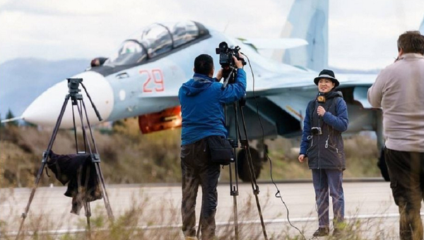 Periodistas en la base aérea Hmeymim en Siria - Sputnik Mundo