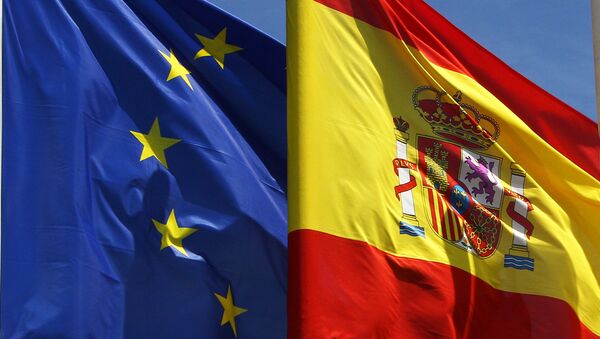 Banderas de la Unión Europea y de España - Sputnik Mundo