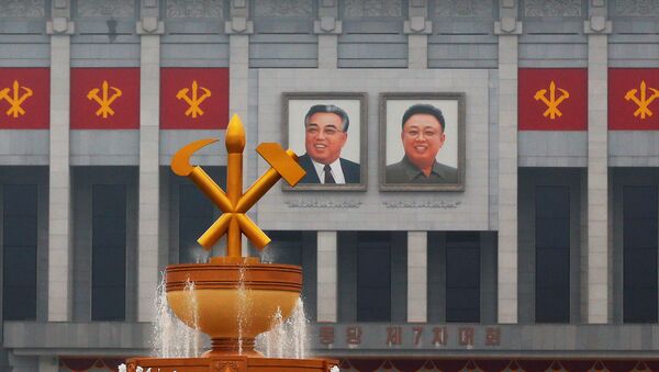 Imágenes de los líderes norcoreanos Kim Il-sung y Kim Jong-iI en la Casa de Cultura, donde se celebra el congreso del Partido de los Trabajadores - Sputnik Mundo
